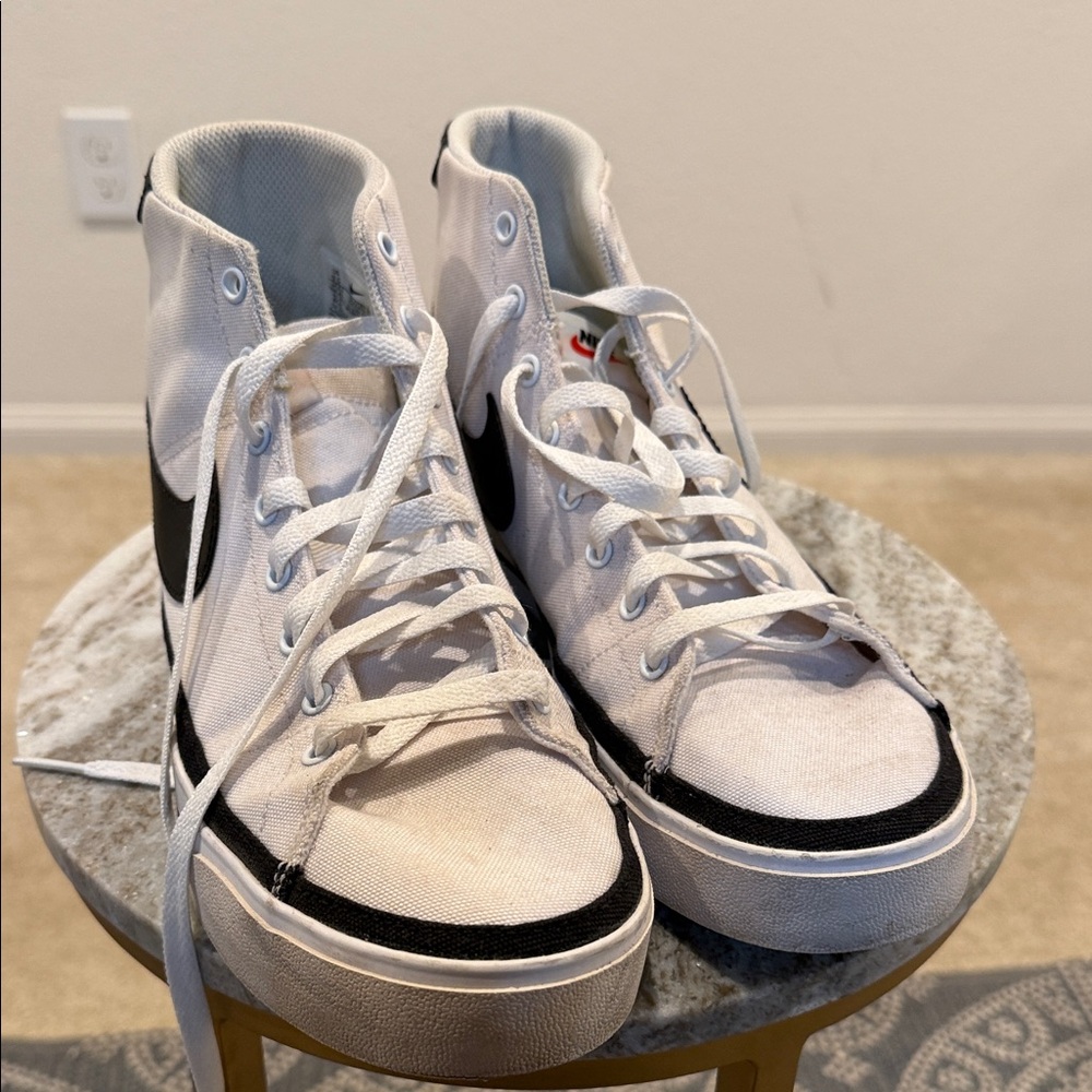 Nike Men's White and Black Canvas Sneakers